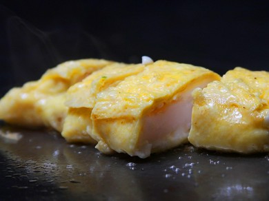 卵で包んで柔らかく焼きあげた『いか（当店名物『いか』の卵巻き）』