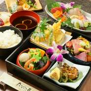 お造り、天ぷらもついたお得なお昼の御膳。　
【価格】2000円