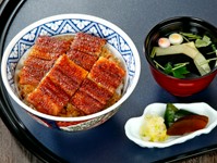 鰻の量：4切れ
ごはんの量：300g
吸物を肝吸に変更して　4,800円
季節のミニサラダとセットで　5,050円
うまきハーフとセットで　5,500円