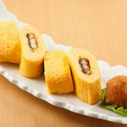 丁寧にお店で手づくりされた優しい味わい。注文を受けてから巻くのがこだわりです。柔らかい玉子の中に鰻の味をしっかり閉じ込めた、人気のメニュー。
