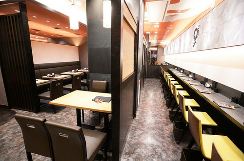 カウンター席もございます