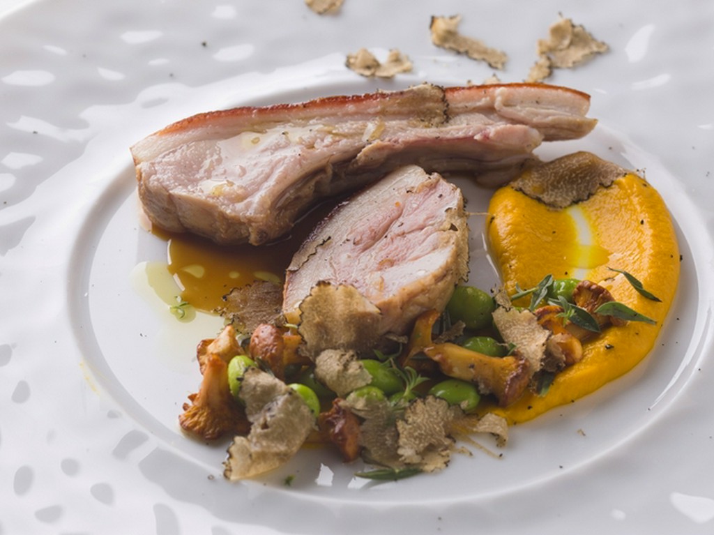 カリッと香ばしい食感が際立つ『カシュー仔豚のロースト』