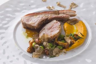 カリッと香ばしい食感が際立つ『カシュー仔豚のロースト』