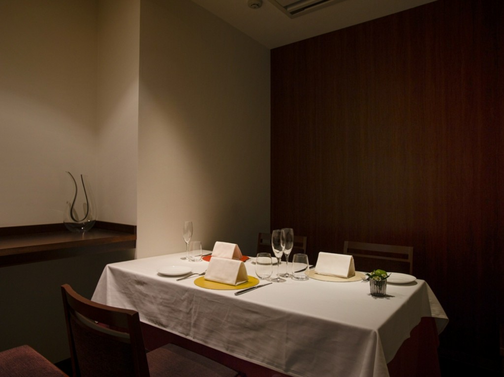 照明やテーブル配置で心理的な個室を演出