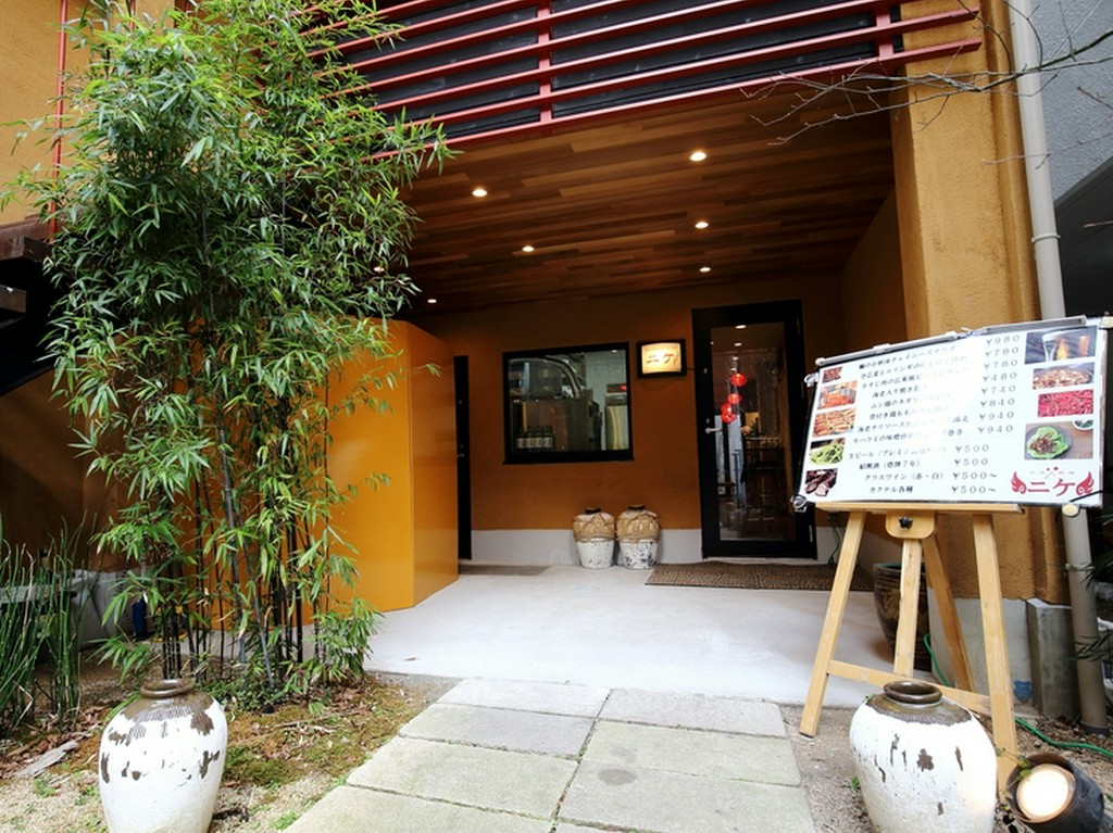 路地裏のビルの谷間にひっそりと佇む【ニケ】