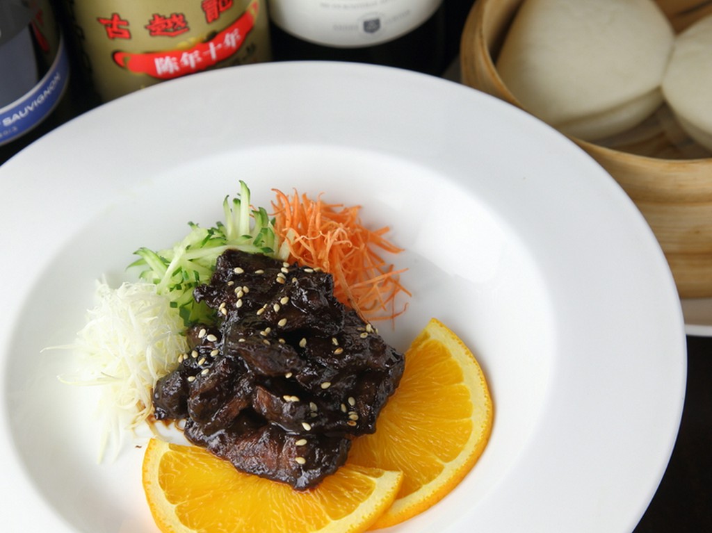 やみつきになる美味しさ『牛ハラミの甘味噌炒め　蒸しパン添え』