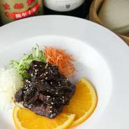 自家製の甜麺醤をベースにした濃厚なタレで味付けした柔らかいハラミを、シャキシャキの生野菜と一緒に蒸しパンで挟んでいただく人気メニュー。