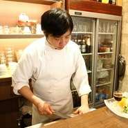 料理人が、料理づくりを楽しいとおもえるからこそ、美味しい料理を提供できるのだと思います。そのためには、機械作業にならないよう、伝統的な料理でも改善点を模索するように心がけています。