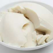 風味豊かな豆乳を使用し出来た豆腐に厳選したワサビをのせました。