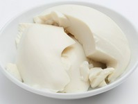 風味豊かな豆乳を使用し出来た豆腐に厳選したワサビをのせました。