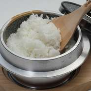 高温で炊き上げる「石釜ご飯」はふっくらしていてつやつや。お米の甘みが引き立ちます。