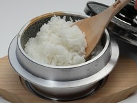 高温で炊き上げる「石釜ご飯」はふっくらしていてつやつや。お米の甘みが引き立ちます。