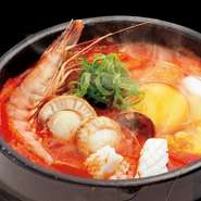 魚介の旨みが溶け込んだ『海鮮スンドゥブ』