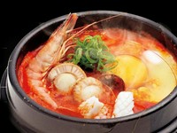 エビ、イカ、ホタテが入った一番人気のスンドゥブ。プリプリの海の幸が贅沢に味わえる一品です。