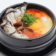 牡蠣の濃厚な旨みと磯の香りがスープに溶け込む極上の逸品。新鮮な牡蠣のプリッとした歯ごたえ
