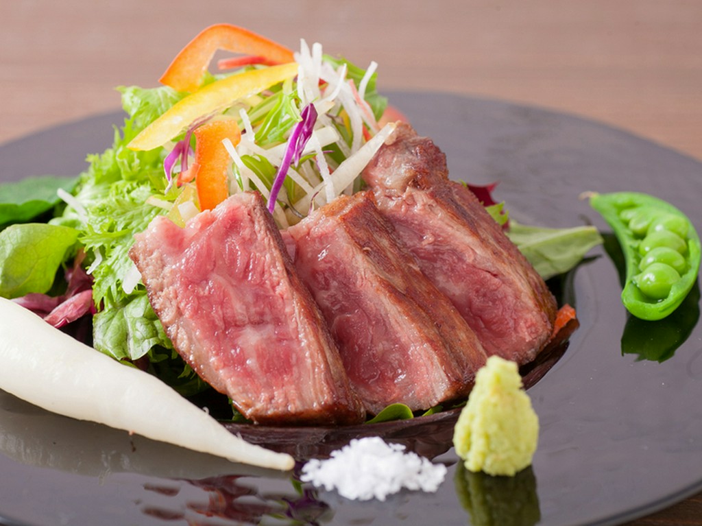 地元が誇る黒毛和牛を、あっさりわさびポン酢でいただく『和風ステーキ』