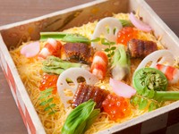 山菜やレンコン、エビ、イクラ、錦糸卵を散らした華やかなちらし寿司。緑、黄、赤の華やかな彩りが、「春」の息吹を感じさせてくれます。