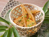 採れたてのタケノコを焼いてその甘味を最大限引き出した、シンプルな料理。甘めのしょうゆと木の芽（サンショウの若芽）でつくったタレが香ばしく、タケノコによくなじみます。春にしか出会えない、ぜいたくな味。