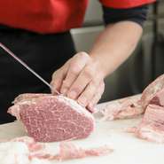 店主は「本当に良い肉を見極めたいのでブランドにはこだわらない」と言い、その日一番良い状態の物を厳選しています。良い肉を仕入れる為に手間暇を惜しまない店主。ここに来れば上質の旨い「肉」が味わえます。
