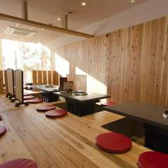 木の温もりあふれる空間でホッとするひとときを