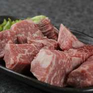 大きめにカットした上質な「ヒレ肉」。角切りなのに、やわらかく食べやすいのに驚きます。タレは塩で食べるのがおすすめ。濃厚な肉の味わいをより楽しめます。噛むほどに口いっぱいに広がる旨みはまさに絶品。