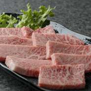 まず驚くのはその厚さ。厚切りで食べ応え満点の『上カルビ』は、ブロックの中から良いところのみを使用。とろけるような味わいを存分に楽しめます。