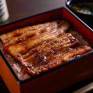 国産の鰻を特製のタレで香ばしく焼き上げた逸品。箸を落とすとスッと沈むような柔らかさが特徴です。