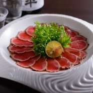 脂肪が少なく、柔らかな肉質の十勝牛。自家製ポン酢をかけていただく、さっぱりとした一品。