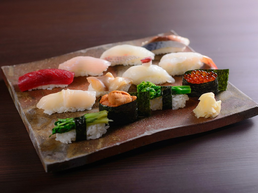 旬のお勧めを握る『おまかせ寿司』