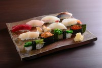 おまかせで、新鮮な食材を活かした寿しを届けてくれます。一貫ものもどうぞ。