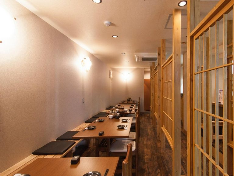 開放的なテーブル席で、カジュアルなおもてなし