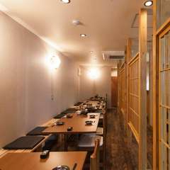 開放的なテーブル席で、カジュアルなおもてなし