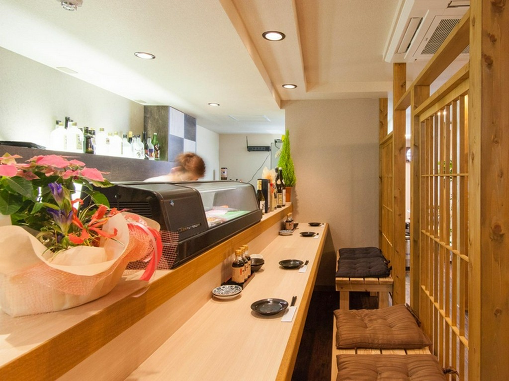 美味しい料理を肴に会話が弾む