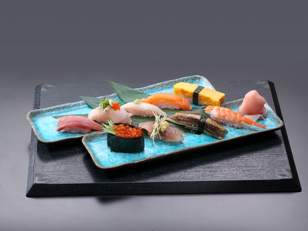 その日の選りすぐりの魚で握る『お任せにぎり盛り（七貫）』