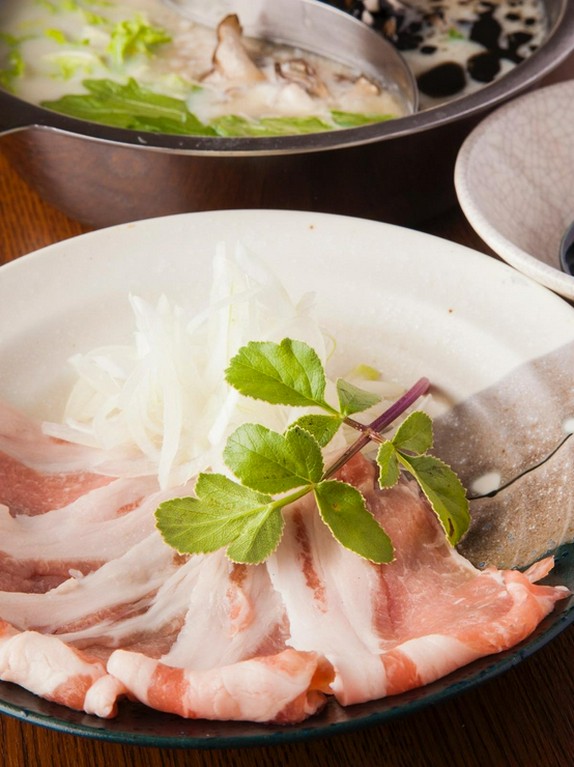 老舗豆腐店の豆乳を使った『黒と白の豆乳　豚しゃぶしゃぶ』