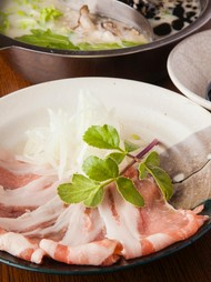 老舗豆腐店の豆乳を使った『黒と白の豆乳　豚しゃぶしゃぶ』