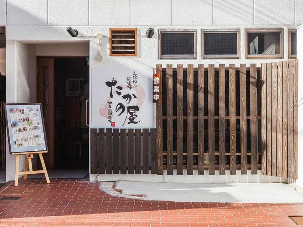 こじんまりとして落ち着く店内