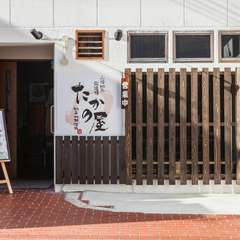 こじんまりとして落ち着く店内