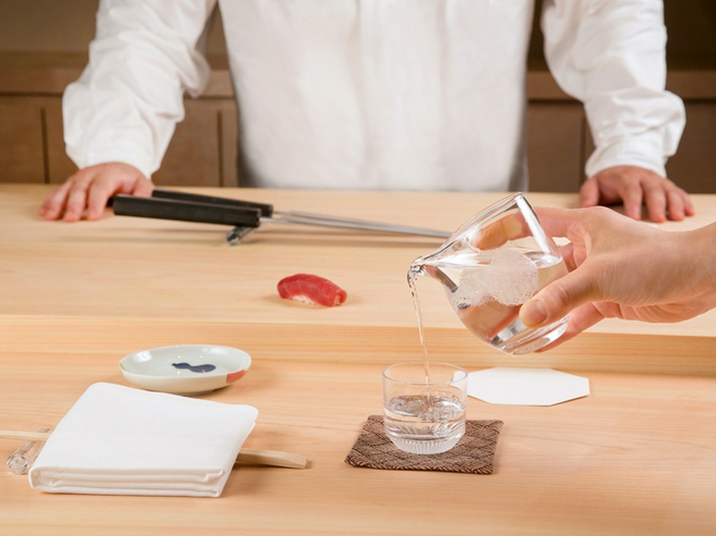 カウンターで一人静かに逸品の握りとつまみに向き合うのも乙です