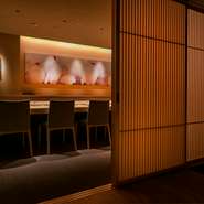 大将のこだわりがつまったお鮨、美味しい日本酒やワインをご用意。大将のやわらかいトークに包まれながら食事を堪能して頂けます。
