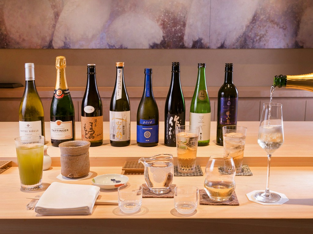 日本酒はもちろん、ワインなども幅広くご用意。