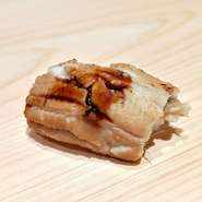 旬の産地から取り寄せる牡蠣を、豆乳のまろやかさと味噌の香ばしさを加え仕上げています。皿の底に濃厚なスープの味わいを生かしたリゾットも潜ませていて、小品ながら様々な味をご堪能いただけます。