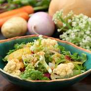 立川市西砂町の生産者から仕入れる、旬の無農薬野菜。瑞々しく彩りも鮮やかで、野菜本来の旨みや香りが濃厚。その時期ならではの地元野菜は『季節の無農薬野菜サラダ』で。季節の味をたっぷりといただけます。