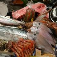 富山県氷見漁港より新鮮なお魚が直送されます。昨日富山湾を泳いでいたお魚が、今日はもうお客様のテーブルへ。地元にしか出回らない希少なお魚に出会えるのも直送ならでは。
