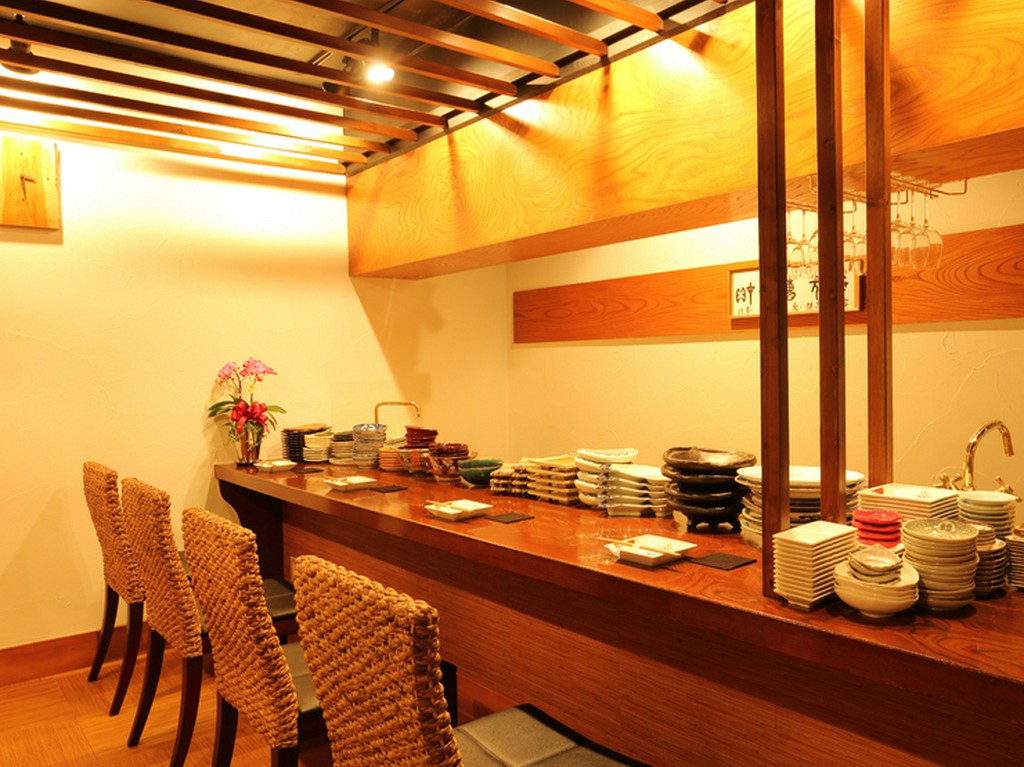 木のぬくもり溢れる店内で、料理人が厳選した器でおもてなし