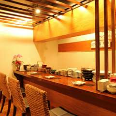 木のぬくもり溢れる店内で、料理人が厳選した器でおもてなし