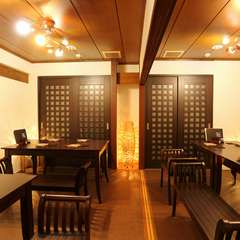 ゆったりした部屋で寛ぐ、靴を脱いで上がる和洋折衷スタイル