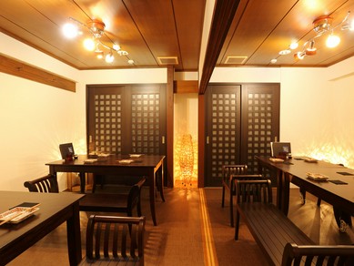 ゆったりした部屋で寛ぐ、靴を脱いで上がる和洋折衷スタイル