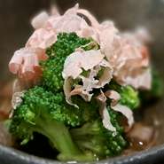 オープン当初からの隠れた人気メニュー。
季節の美味しい地場野菜とやさしいお出汁のホッとする一品。