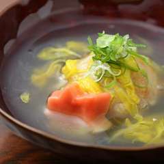 お椀の中に季節を表現した一品。蓮根とつくね芋の食感を楽しむ『れんこんもち』